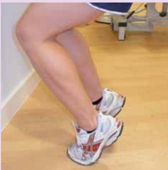 برخاستن روی پنجه پاها با زانوهای خم تمرین فیزیوتراپی برای آشیل پا - 3 - تمرین فیزیوتراپی برای آشیل پا